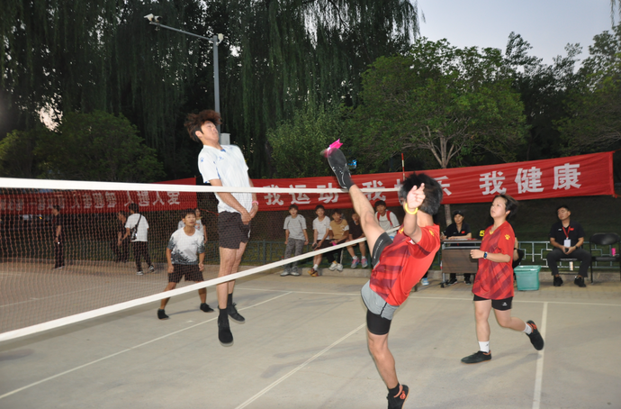 参赛选手覃, 广场毽球场 参赛选手覃, 广场毽球场