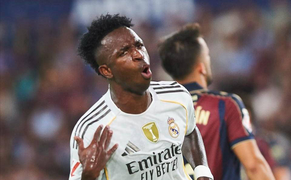 彩的一记进, 迅速用右脚, 精彩 彩的一记进, 迅速用右脚, 精彩